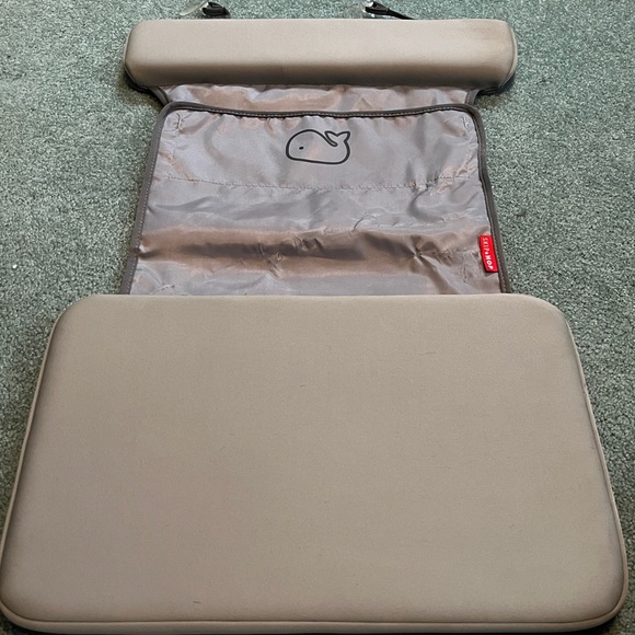 ☃️ 3/$15 Skip Hop All In One Kneeler & Elbow Saver - Picture 7 of 9